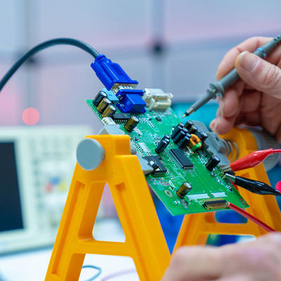 خدمات معمل اختبار البطارية الخلوية معمل خارجي تم اختباره بواسطة خدمة مصادقة الجهات الخارجية التابعة للجنة الاتصالات الفيدرالية (FCC)