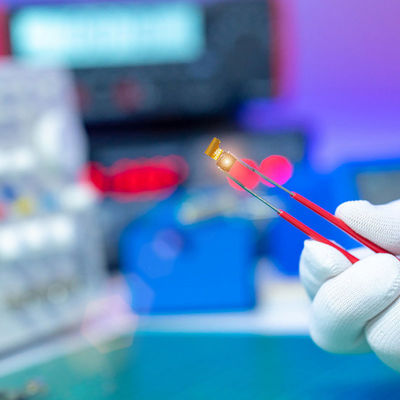 خدمات معمل اختبار البطارية الخلوية معمل خارجي تم اختباره بواسطة خدمة مصادقة الجهات الخارجية التابعة للجنة الاتصالات الفيدرالية (FCC)